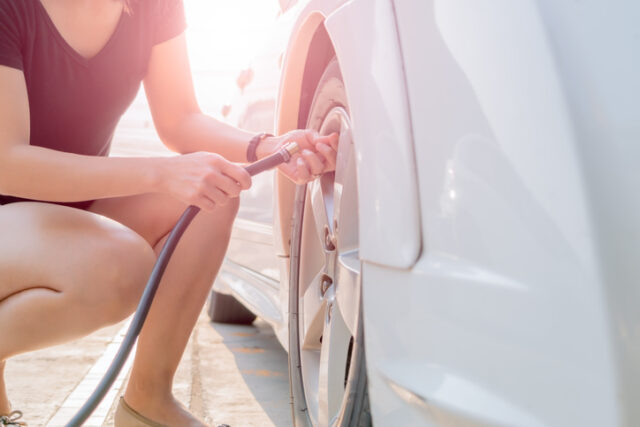 Checking tyre pressure